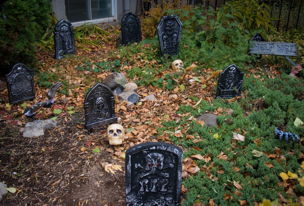 cemetery outdoor Halloween decor Montreal lifestyle blog