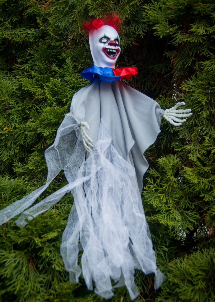 hanging clown outdoor Halloween decor Montreal lifestyle blog