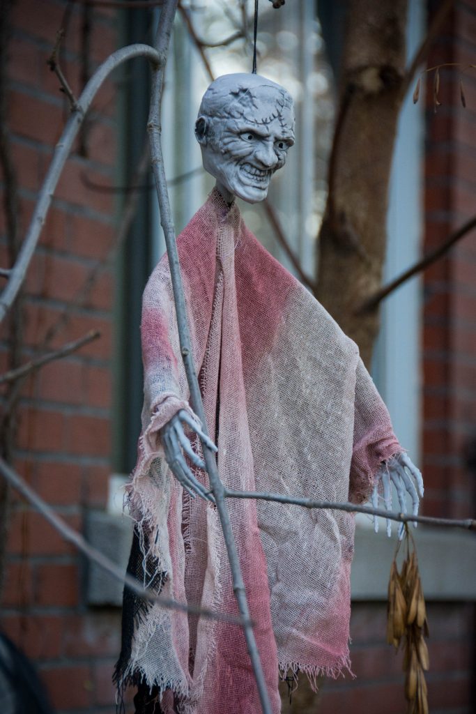 hanging monster man outdoor Halloween decor Montreal lifestyle blog