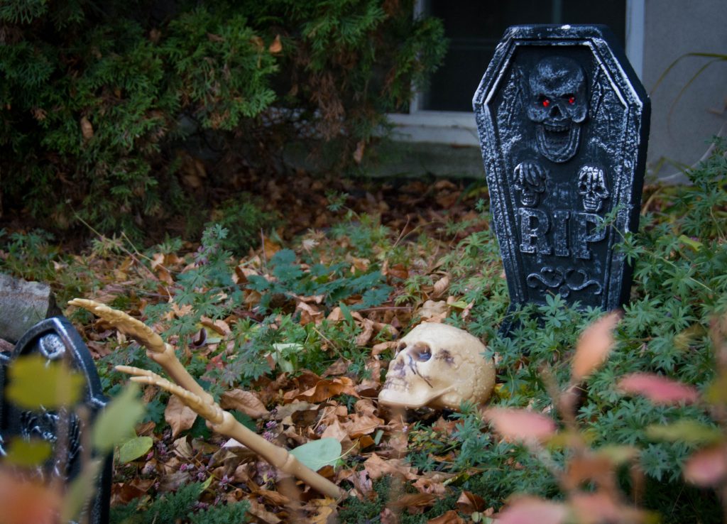 skeleton tombstone outdoor Halloween decor Montreal lifestyle blog