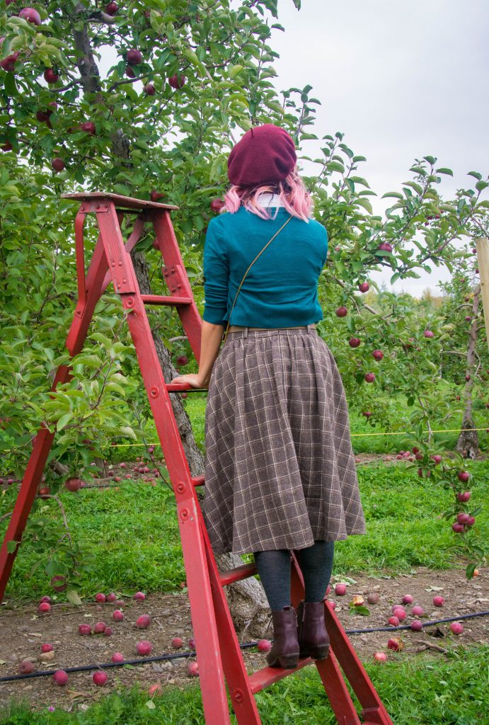 Lindy Bop checked midi skirt Unique Vintage cropped cardigan white blouse Simons Parkhurst burgundy beret vintage fall Montreal fashion lifestyle beauty blog 3