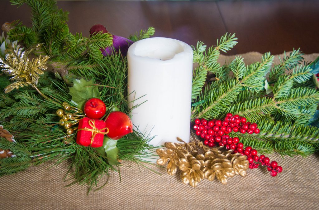 candle holly berries evergreen fir tree centrepiece easy Christmas decor Montreal lifestyle fashion beauty blog