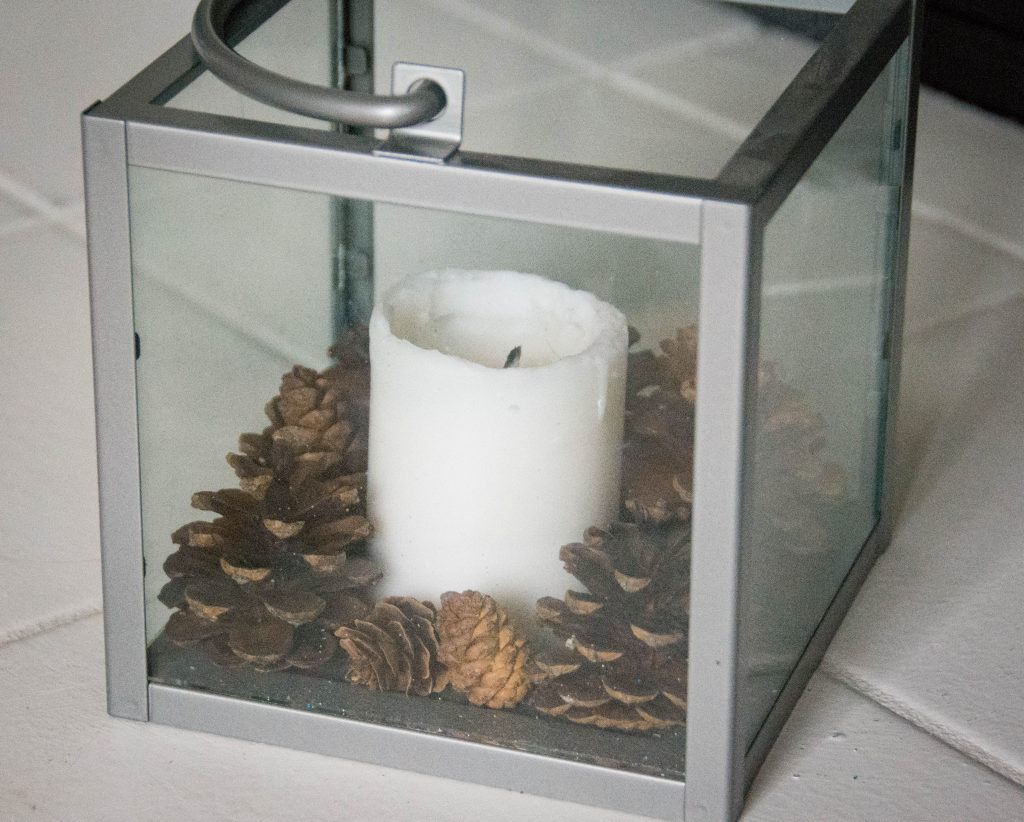 candle pine cone acorn lantern easy Christmas decor Montreal lifestyle fashion beauty blog 2