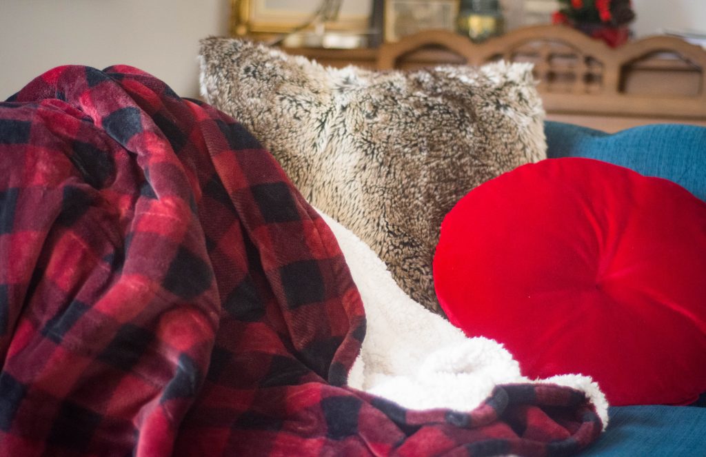 electric plaid throw blanket last minute Christmas holiday gift guide Montreal lifestyle beauty fashion blog