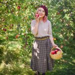 checkered skirt beret vintage retro fall fashion Quinn farm apple picking Montreal lifestyle fashion beauty blog 2